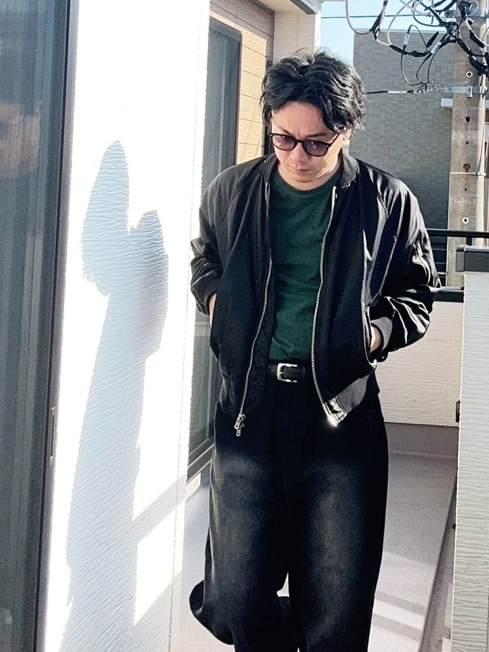 「グラデーションデニム、大人コーデ、大人カジュアル、ワイドパンツ、ブラック、秋っぽコーデ更新中、MA-1、スターティングオーバー、ootd、着回しコーデ、ストリート、タックイン、シンプル、秋コーデ」|「Starting Overのビッグシルエット袖ロールアップTシャツ(Tシャツ/カットソー、グリーン系)」を使った、(asatomoz)さん(メンズ・170cm)の秋コーディネートの2枚目の写真
