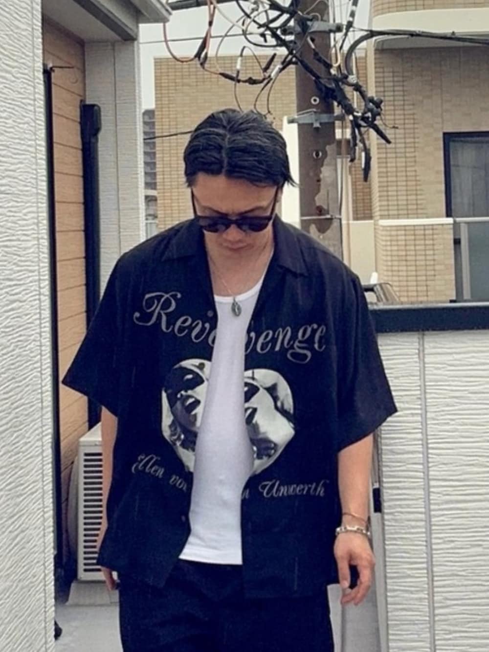 ブラック系のシャツ/ブラウス、ブラック系のパンツ、その他のサンダルを着用したメンズの夏コーディネートの5枚目の写真