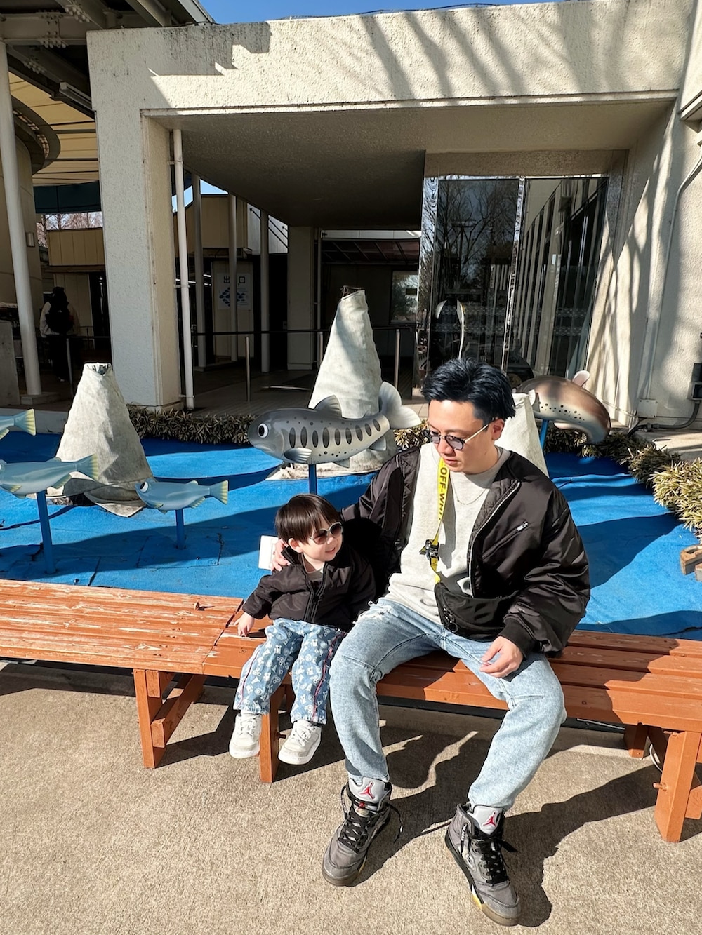 ブラック系のMA-1、ブルー系のデニムパンツ、ブラック系のショルダーバッグを着用したメンズの冬コーディネートの3枚目の写真