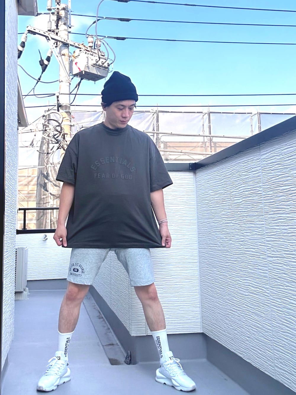 ブラック系のTシャツ/カットソー、グレー系のパンツ、ホワイト系のスニーカーを着用したメンズの夏コーディネートの3枚目の写真