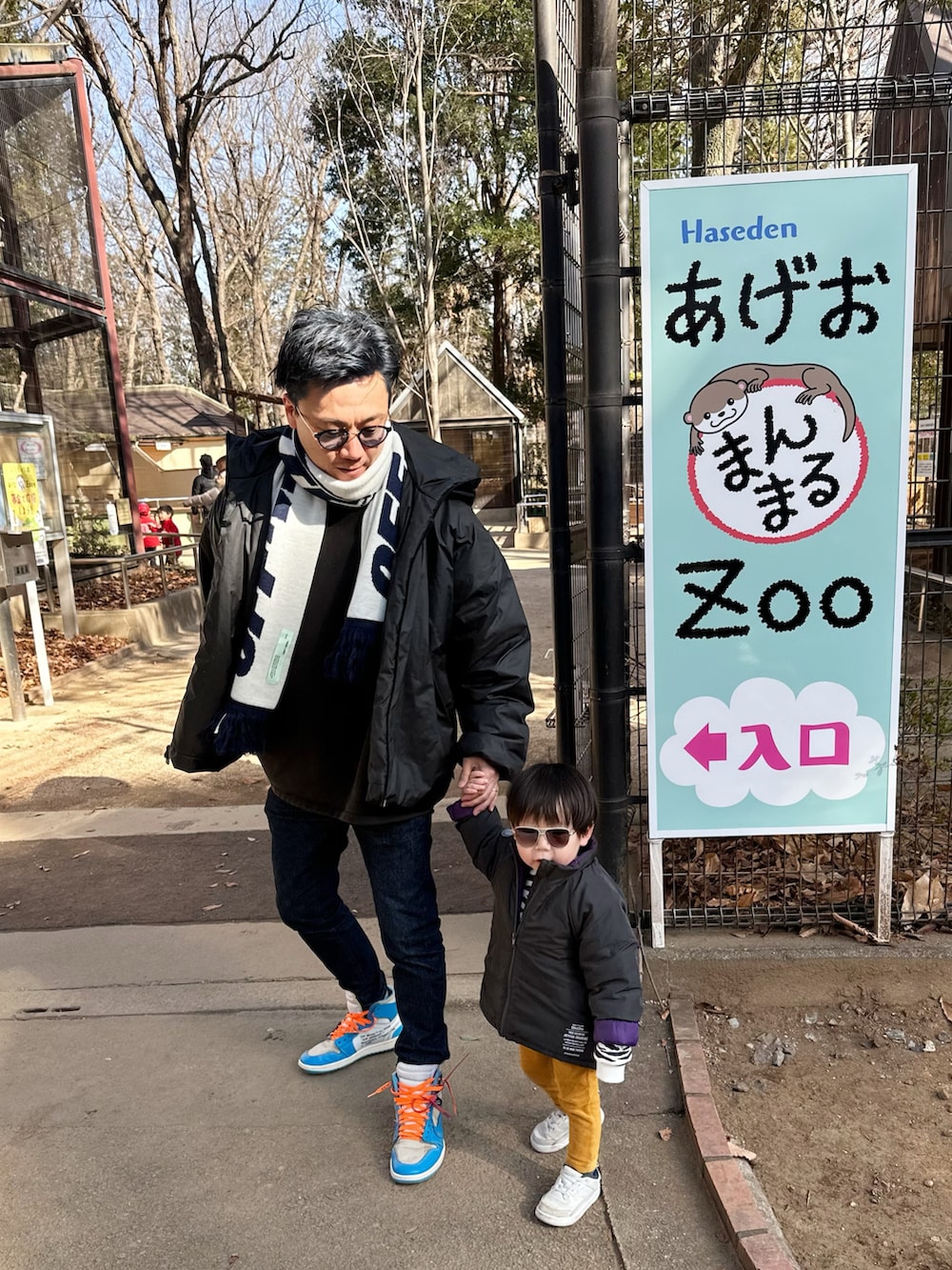 ブラック系のスウェット、ブラック系のジャケット/アウター、ブラック系のジャケット/アウターを着用したメンズの冬コーディネートの2枚目の写真