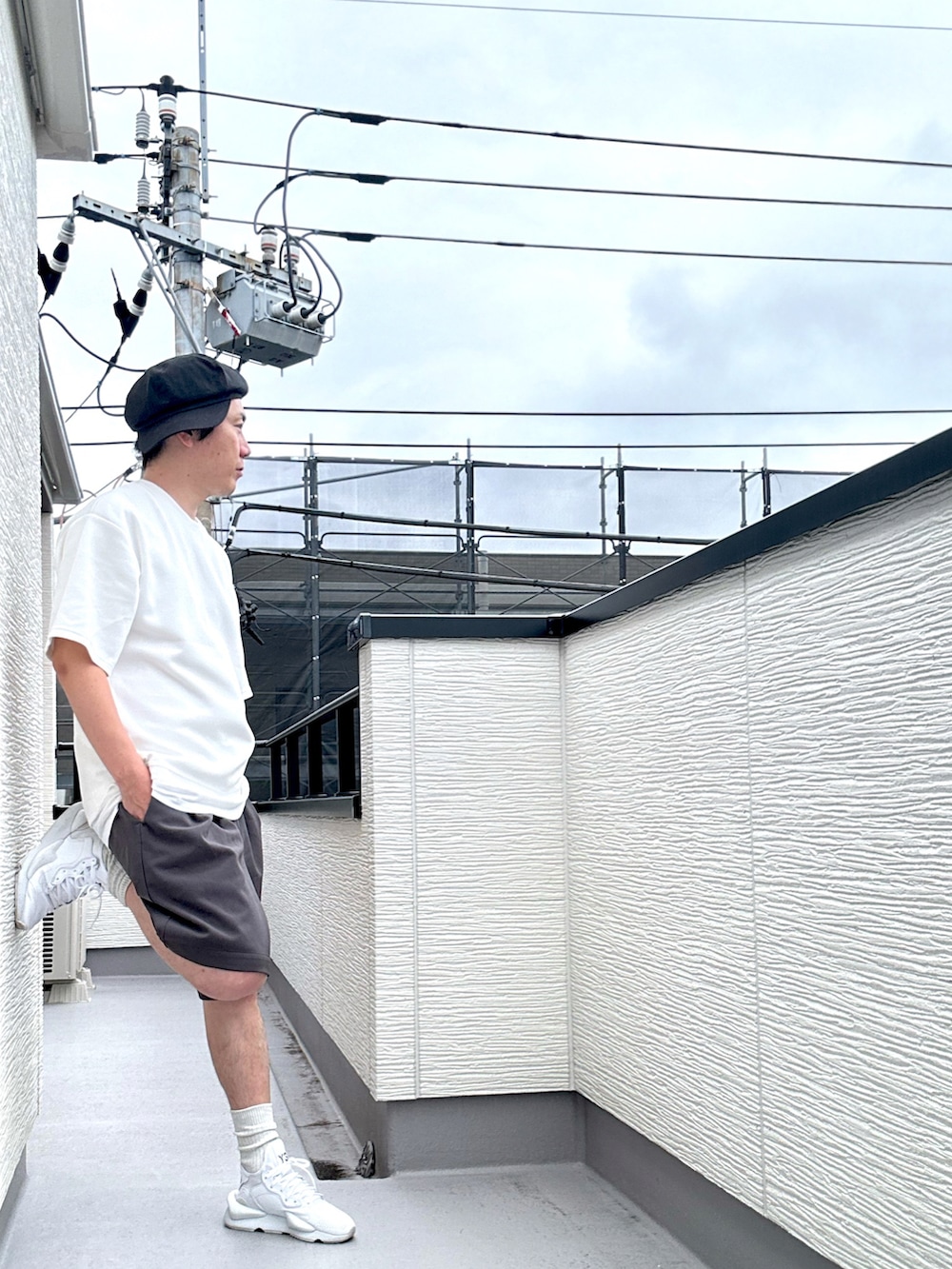 ホワイト系のTシャツ/カットソー、ホワイト系のTシャツ/カットソー、グレー系のその他パンツを着用したメンズの夏コーディネートの3枚目の写真