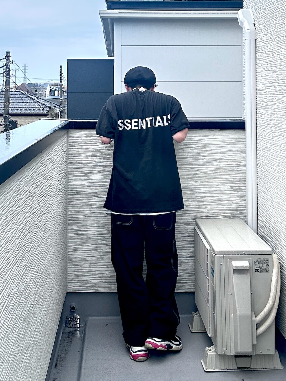 ブラック系のTシャツ/カットソー、ブラック系のデニムパンツ、ブラック系のスニーカーを着用したメンズの夏コーディネートの3枚目の写真