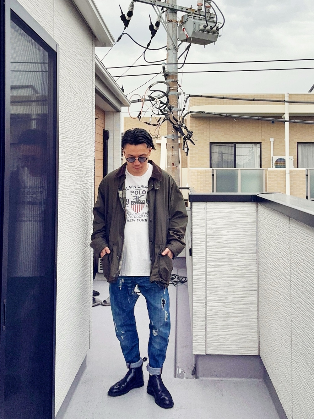 ブルー系のデニムパンツ、ホワイト系のTシャツ/カットソー、グリーン系のジャケット/アウターを着用したメンズの春コーディネートの2枚目の写真
