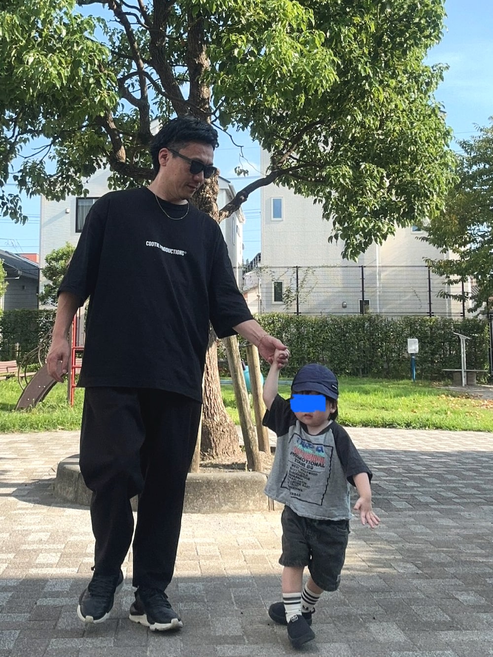 グレー系のTシャツ/カットソー、ブラック系のスニーカー、ブラック系のスラックスを着用したメンズの夏コーディネートの2枚目の写真