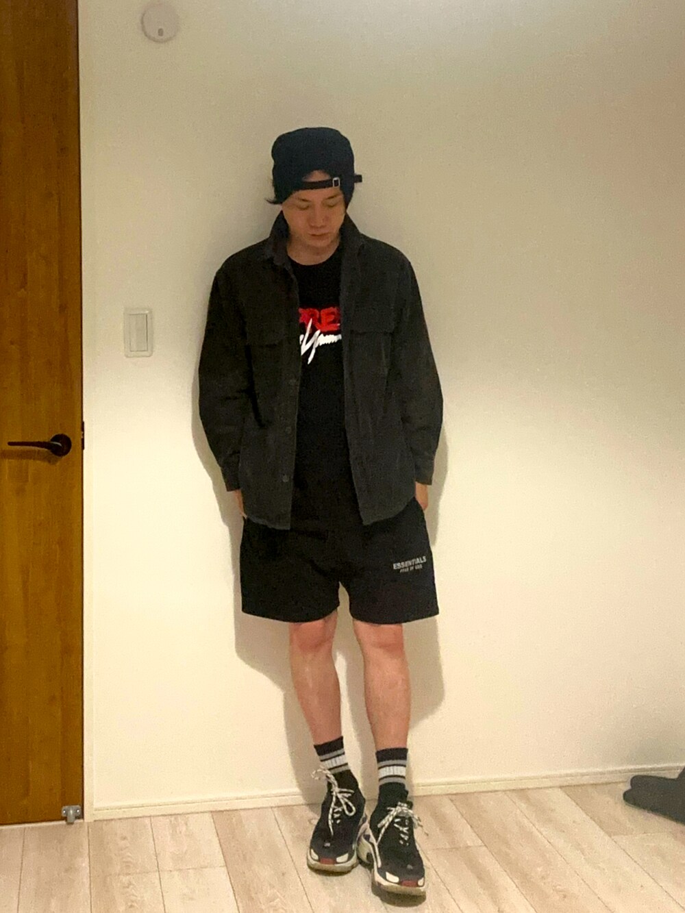 ブラック系のスウェットパンツ、ブラック系のシューズ、ブラック系のジャケット/アウターを着用したメンズの春コーディネートの2枚目の写真