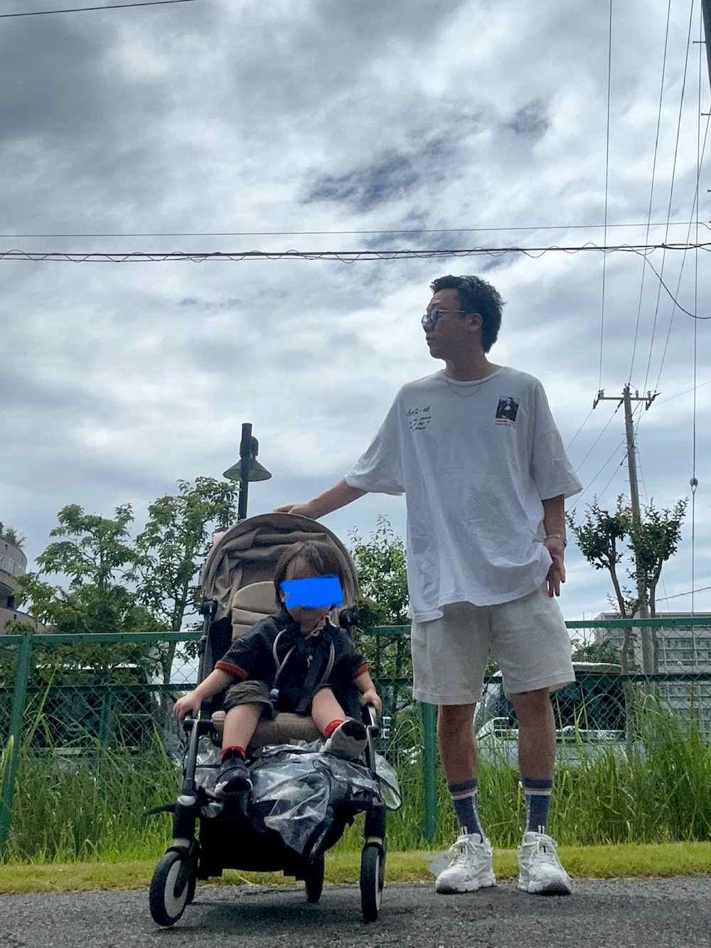 ブラック系のスニーカー、ホワイト系のTシャツ/カットソー、ブラック系のTシャツ/カットソーを着用したメンズの夏コーディネートの2枚目の写真