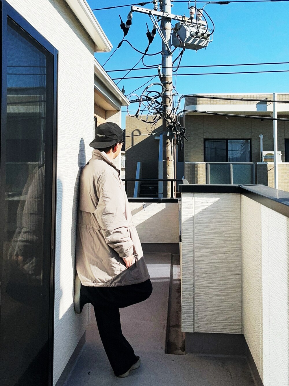 「キャップ、淡色コーデ、ベージュ、冬コーデ、冬アウター、スラックス、ストリート、大人コーデ、スニーカー、お出かけコーデ、サングラス、ootd」｜「FOG ESSENTIALSの＜FEAR OF GOD ESSENTIALS＞ ロングスリーブ Tシャツ コア（Tシャツ/カットソー、ベージュ系）」を使った、（asatomoz）さん（メンズ・170cm）の冬コーディネートの2枚目の写真