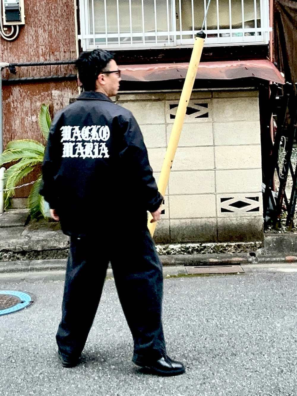 ブラック系のスウェット、ブラック系のジャケット/アウター、ブラック系のデニムパンツを着用したメンズの冬コーディネートの2枚目の写真