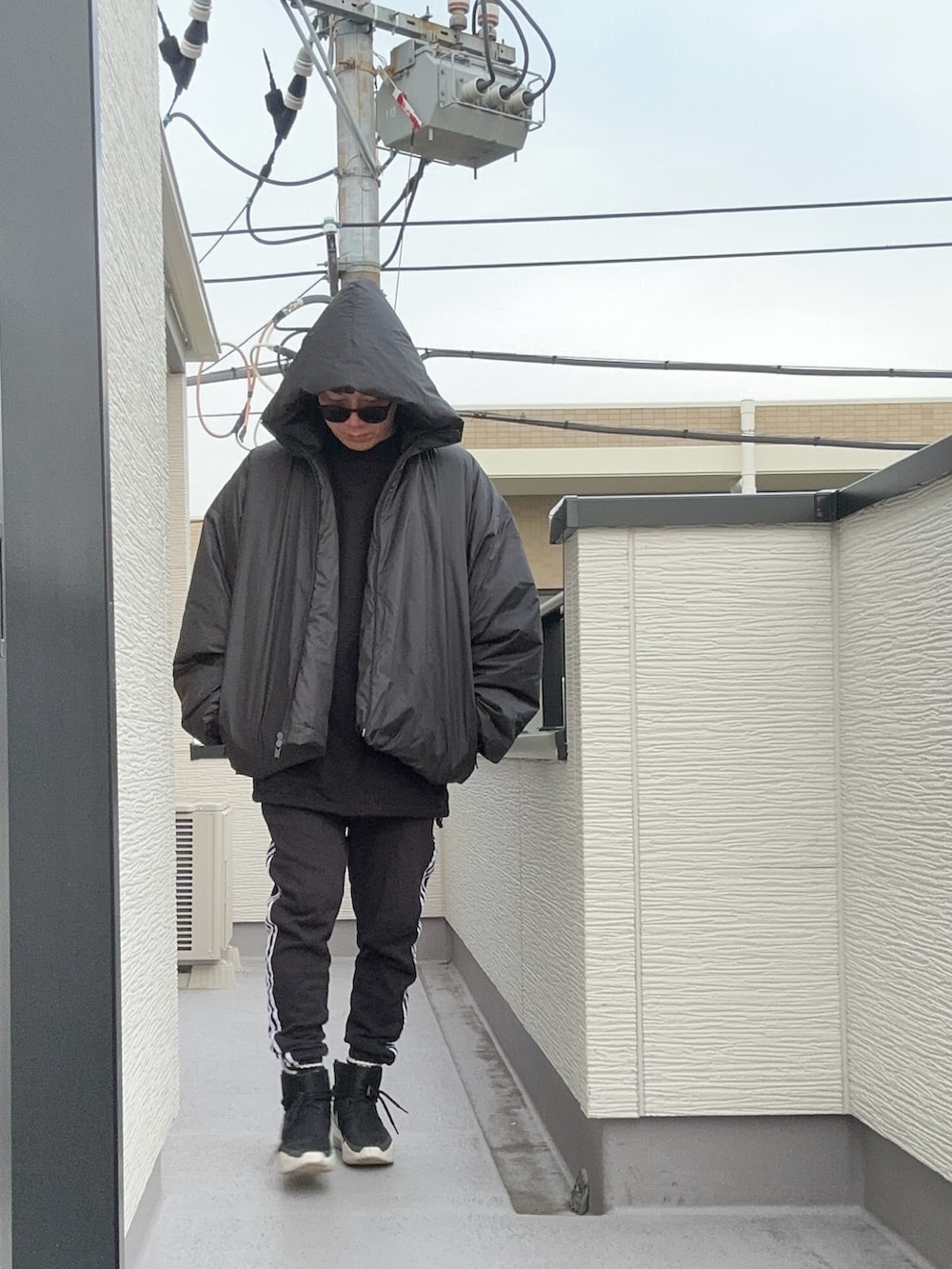 ブラック系のスウェット、ブラック系のジャケット/アウター、ブラック系のスウェットパンツを着用したメンズの冬コーディネートの2枚目の写真
