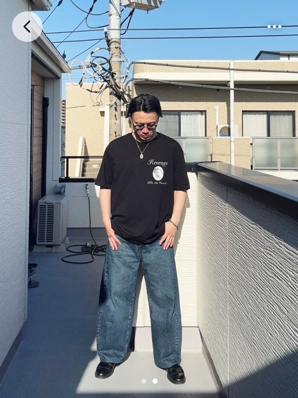 ブラック系のTシャツ/カットソー、ブルー系のデニムパンツ、ブラック系のブーツを着用したメンズの春コーディネートの2枚目の写真