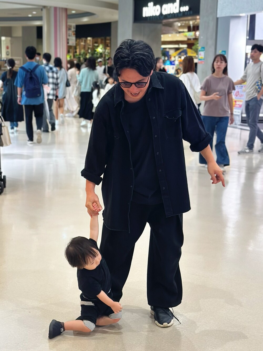 ブラック系のTシャツ/カットソー、ブラック系のシャツ/ブラウス、ブラック系のスウェットパンツを着用したメンズの秋コーディネートの4枚目の写真