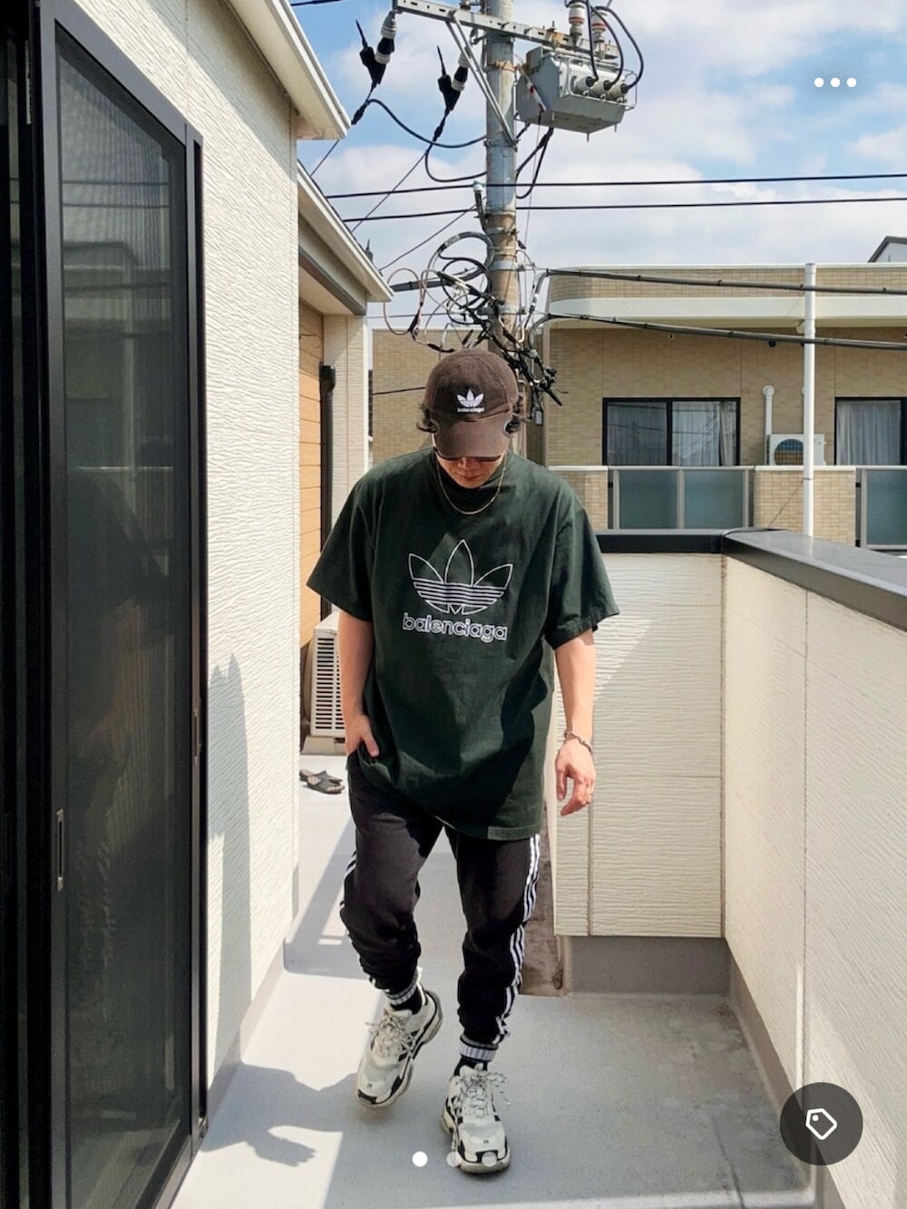 ブラック系のスウェットパンツ、グリーン系のTシャツ/カットソー、ホワイト系のシューズを着用したメンズの秋コーディネートの3枚目の写真