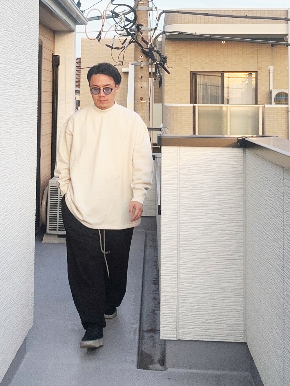 「モノトーン、モノトーンコーデ、ワイドパンツ、大人コーデ、ストリート、カジュアル、大人カジュアル、スエット、スエットパンツ、ビックシルエット、リラックススタイル、シンプル、ラフ」｜「FOG ESSENTIALSの＜FEAR OF GOD ESSENTIALS＞ スウェット クルーネック コア（スウェット、ベージュ系）」を使った、（asatomoz）さん（メンズ・170cm）の冬コーディネートの2枚目の写真