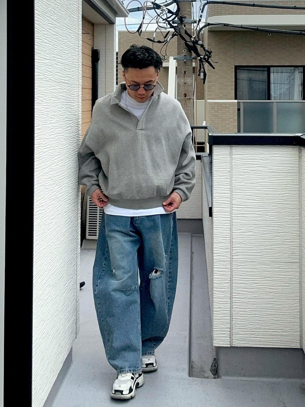 ブルー系のデニムパンツ、グレー系のポロシャツ、ホワイト系のTシャツ/カットソーを着用したメンズの秋コーディネートの3枚目の写真