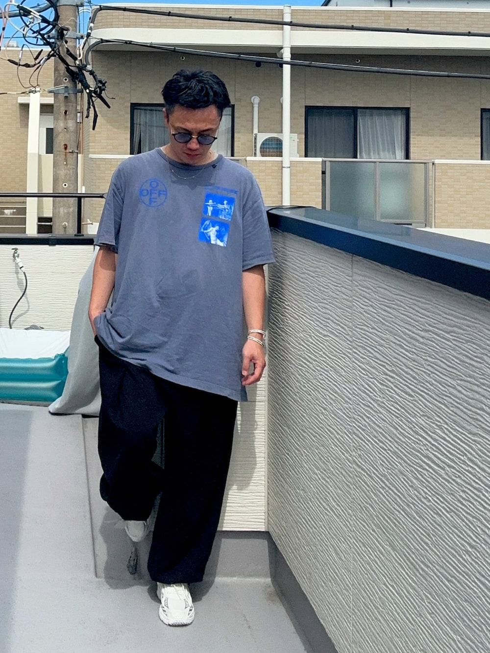 「ワイドパンツ、スニーカー、休日スタイル、ラフ、Tシャツ、ストリート、サングラス、ロゴT、40代コーデ、夏コーデ、ビックシルエット、着回しコーデ、ootd」｜「ALANDの3.3 Field Trip／ステッチパンツ（スウェットパンツ、ブラック系）」を使った、（asatomoz）さん（メンズ・170cm）の夏コーディネートの2枚目の写真