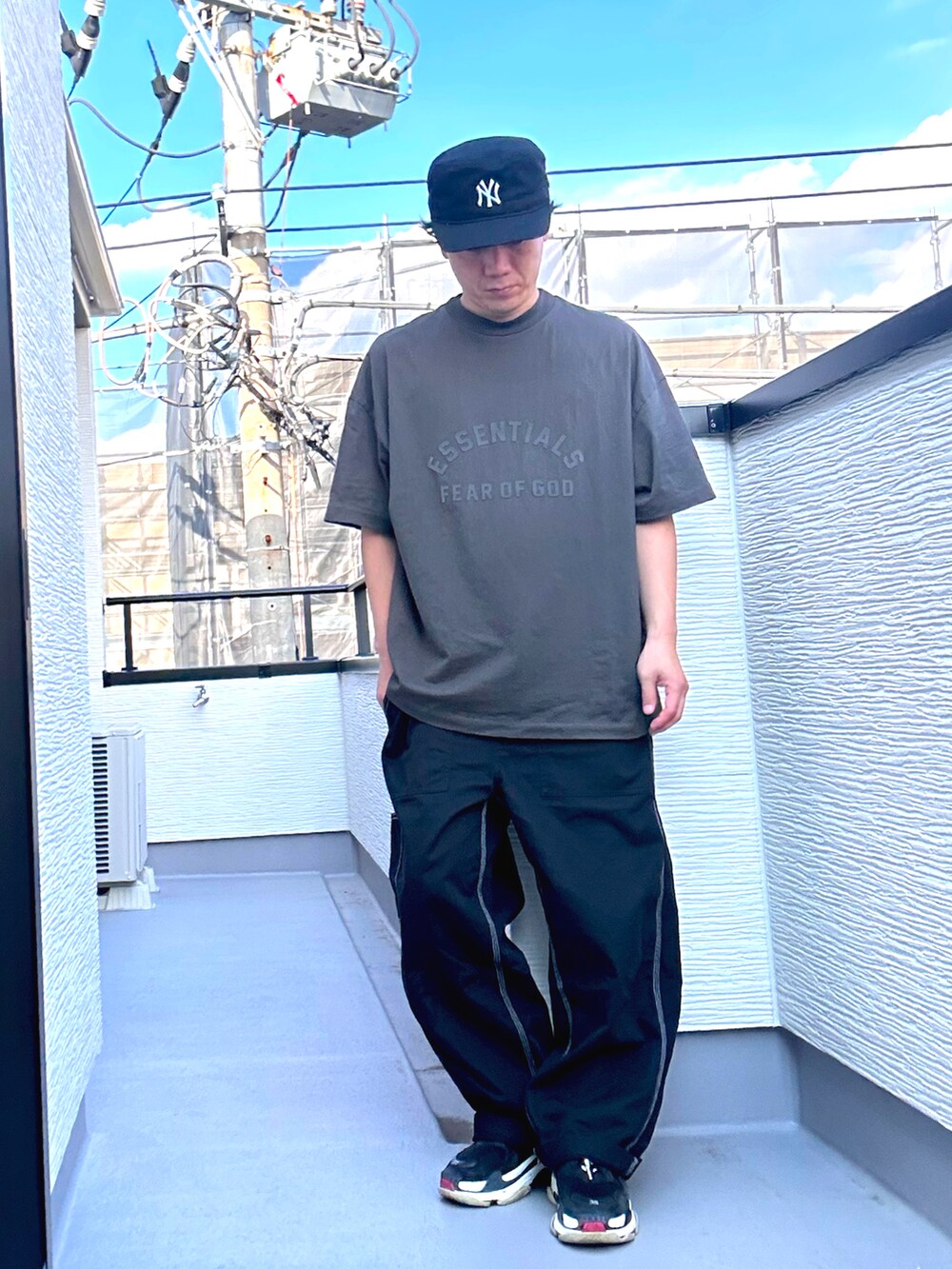 ブラック系のTシャツ/カットソー、ブラック系のデニムパンツ、ブラック系のスニーカーを着用したメンズの夏コーディネートの2枚目の写真