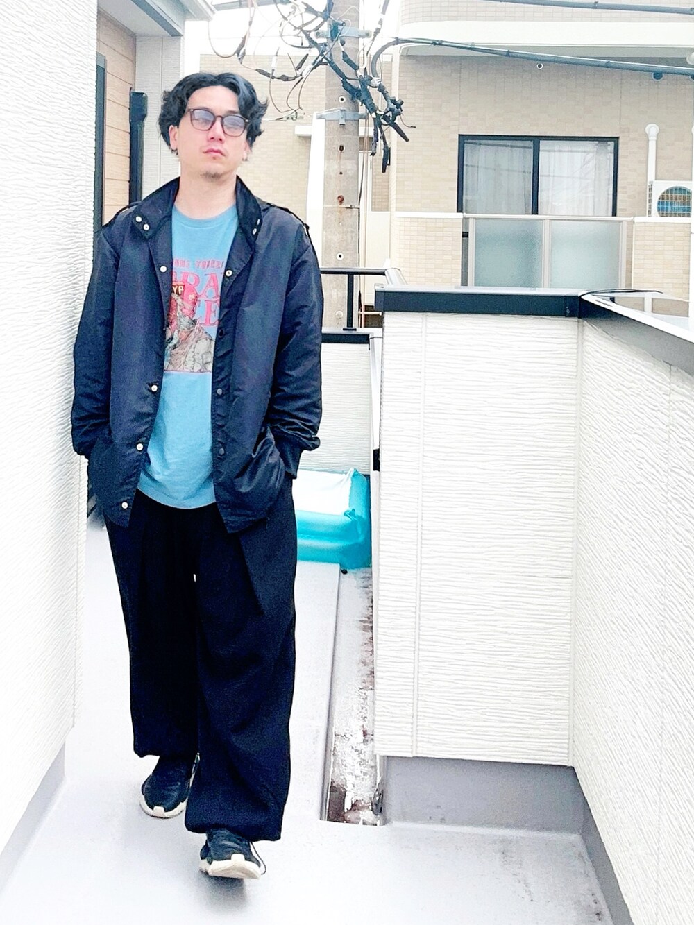 「米津玄師、ストリート、ストリートMIX、ロック、ワイドパンツ、コラボTシャツ、コーチジャケット、秋服準備はじめました、秋コーデ、秋っぽコーデ更新中、今日のコーデ、メンズファッション、ootd」｜「UNIQLOの米津元帥さんとUNIQLOのコラボTシャツ、デザインメッチャかっこいい😍（Tシャツ/カットソー、ブルー系）」を使った、（asatomoz）さん（メンズ・170cm）の秋コーディネートの2枚目の写真