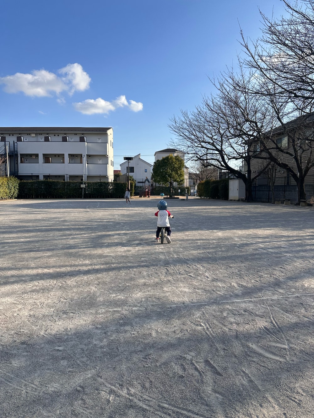 ブルー系のデニムパンツ、グレー系のスウェット、グレー系のスニーカーを着用したメンズの冬コーディネートの4枚目の写真