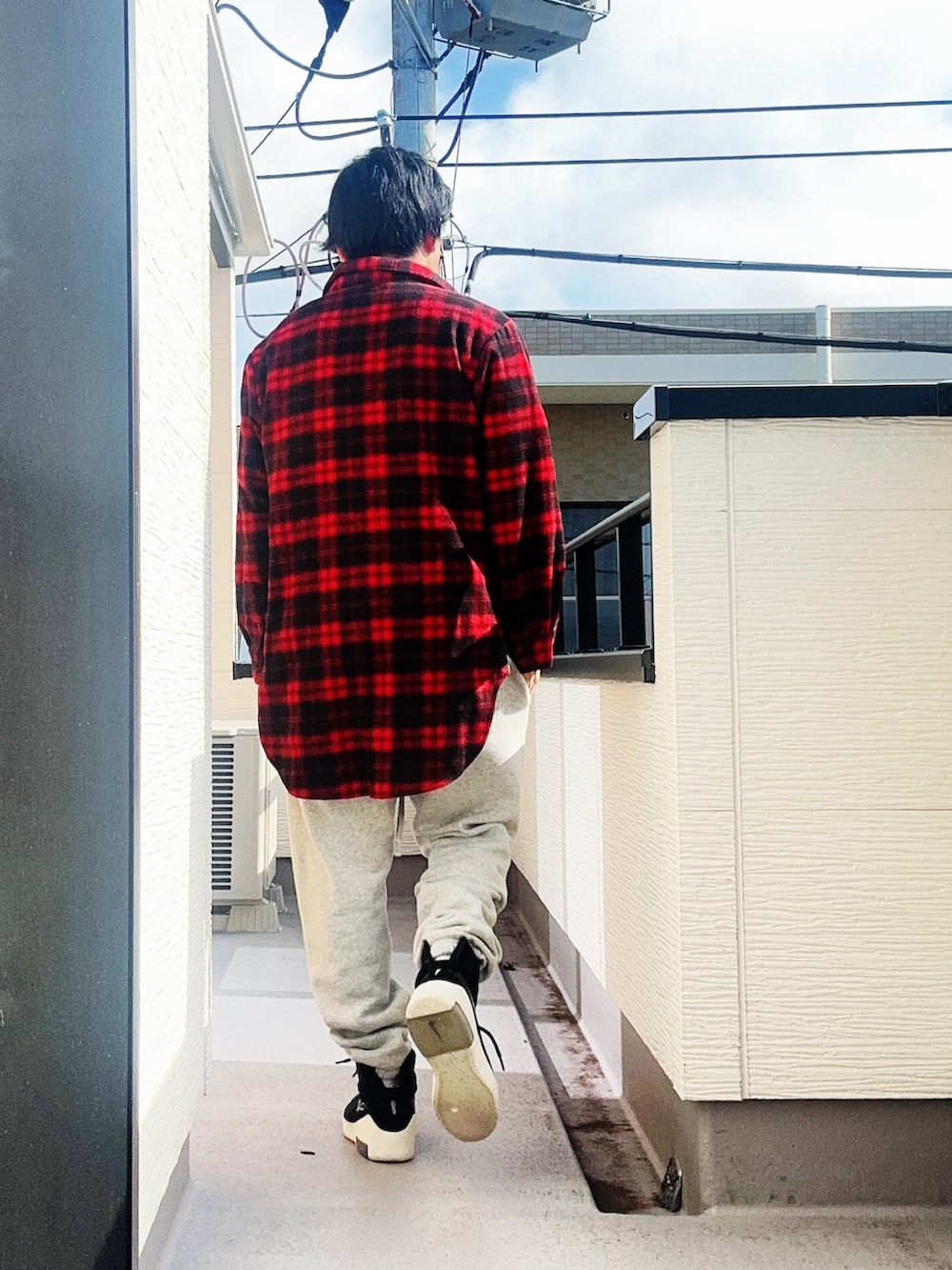 ブラック系のTシャツ/カットソー、レッド系のシャツ/ブラウス、グレー系のスウェットパンツを着用したメンズの秋コーディネートの3枚目の写真