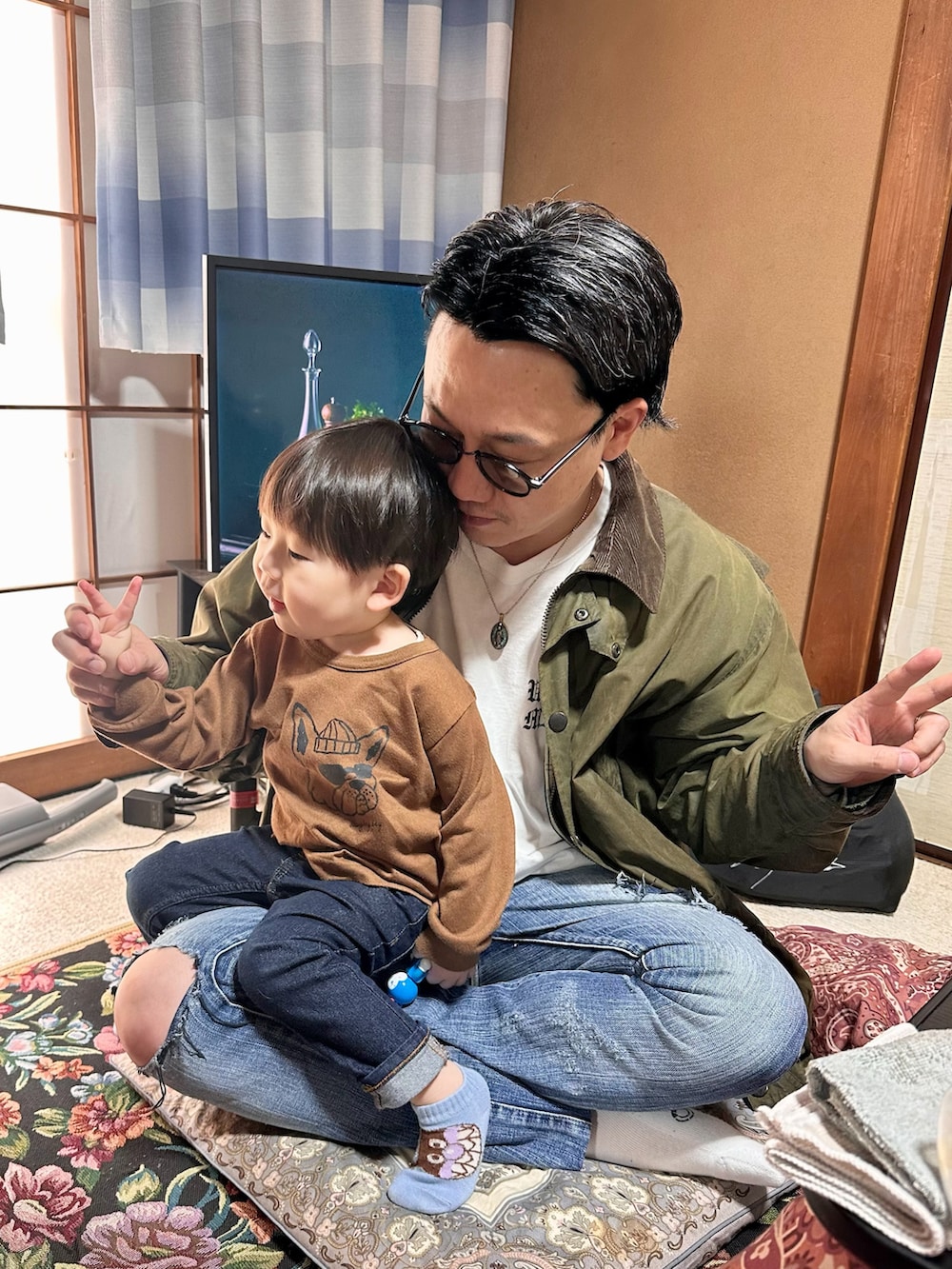 ホワイト系のTシャツ/カットソー、グリーン系のジャケット/アウター、ブルー系のデニムパンツを着用したメンズの春コーディネートの4枚目の写真