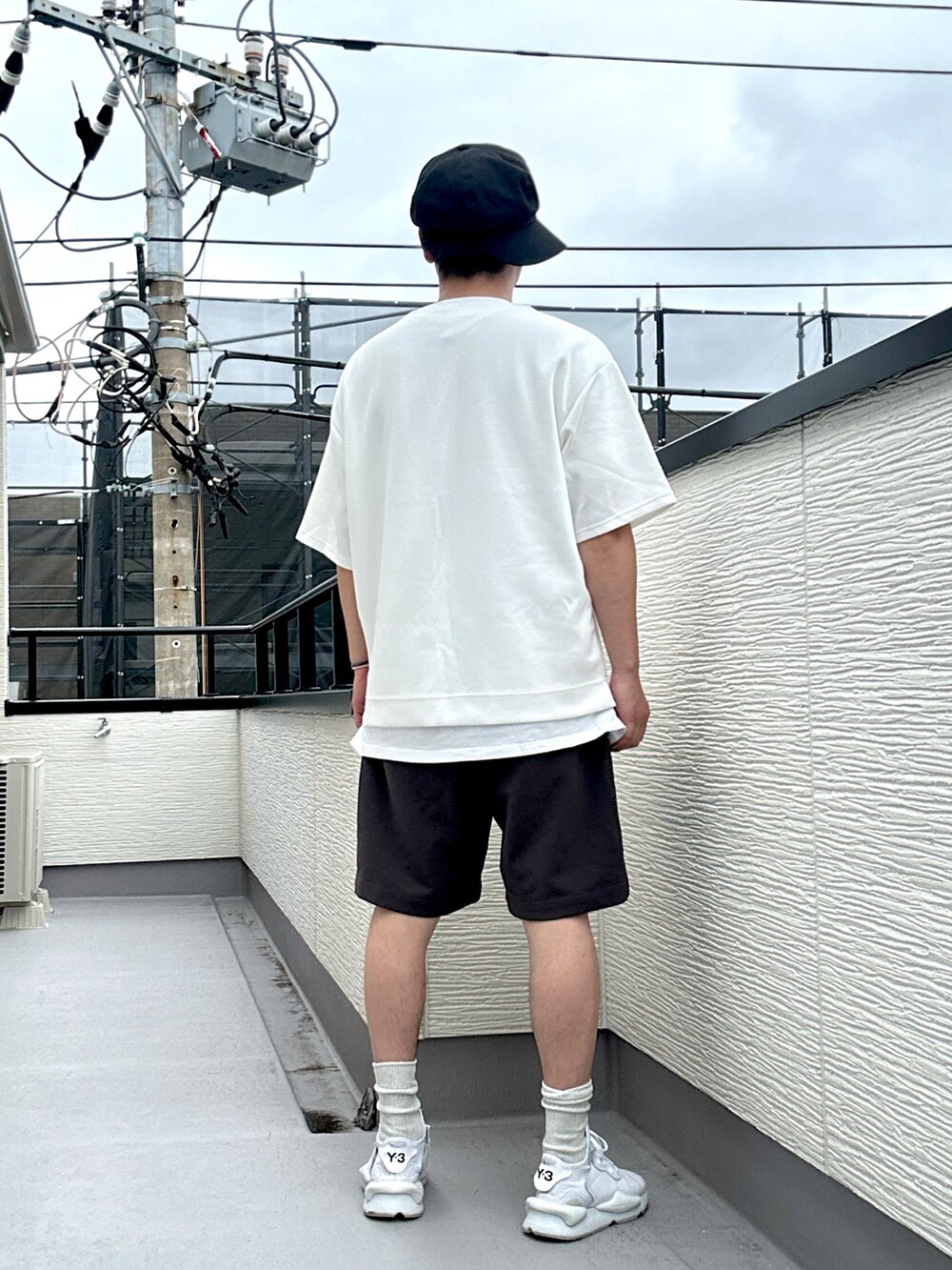 ホワイト系のTシャツ/カットソー、ホワイト系のTシャツ/カットソー、グレー系のその他パンツを着用したメンズの夏コーディネートの5枚目の写真