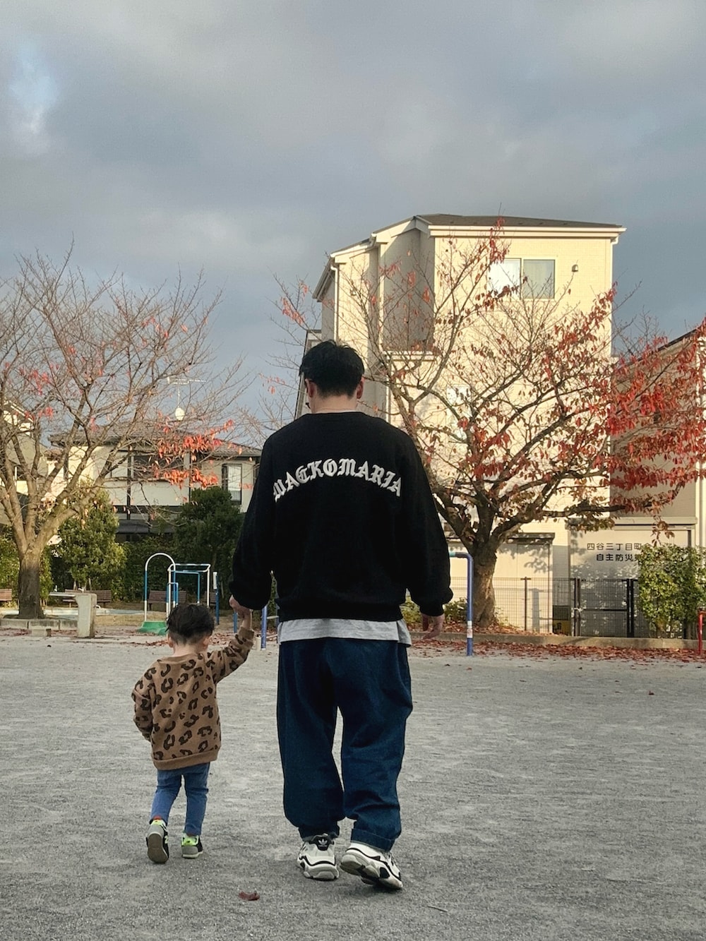 ブルー系のデニムパンツ、ブラック系のスニーカー、ブラック系のスウェットを着用したメンズの秋コーディネートの3枚目の写真