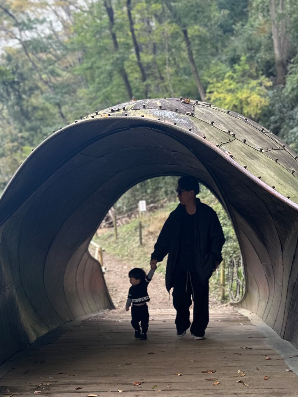 ブラック系のTシャツ/カットソー、ブラック系のその他アウター、ブラック系のスウェットパンツを着用したメンズの秋コーディネートの4枚目の写真