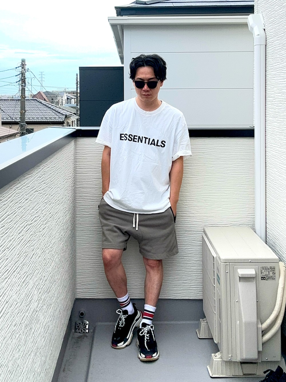 ホワイト系のTシャツ/カットソー、グレー系のスウェットパンツ、ブラック系のスニーカーを着用したメンズの夏コーディネートの3枚目の写真