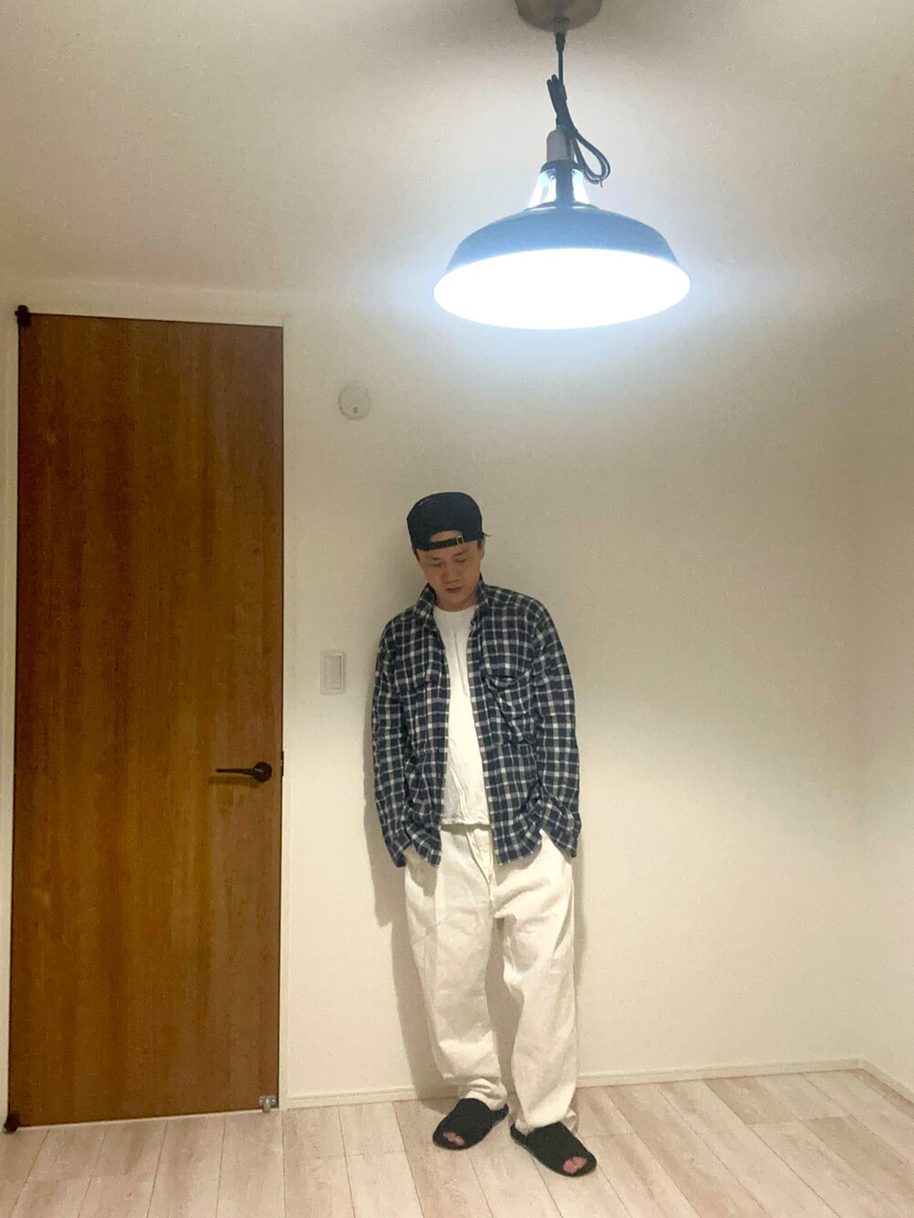 ブルー系のシャツ/ブラウス、ホワイト系のデニムパンツ、ホワイト系のTシャツ/カットソーを着用したメンズの春コーディネートの4枚目の写真