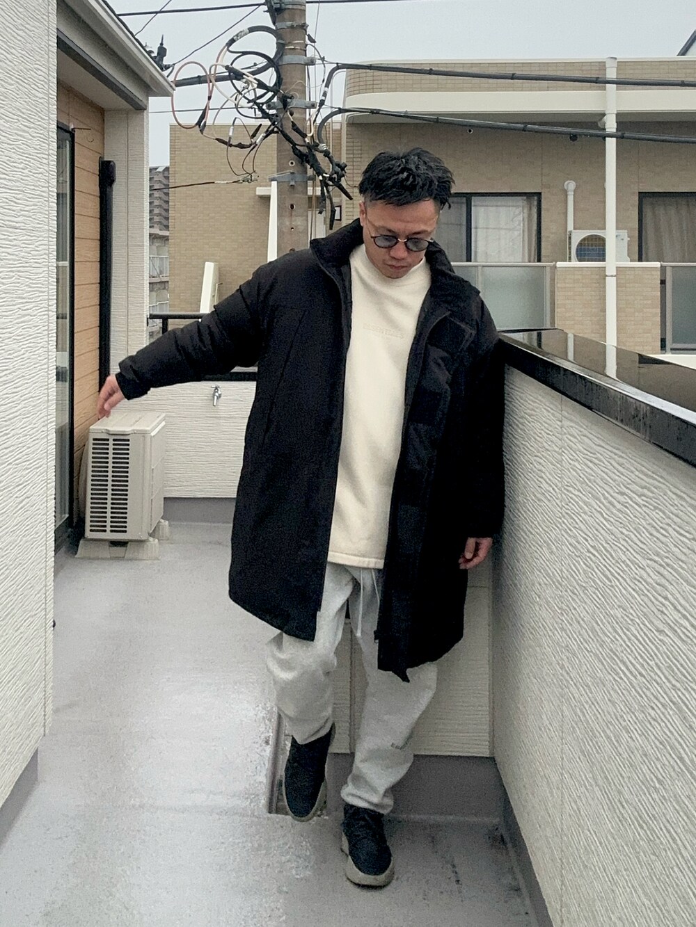 ベージュ系のスウェット、グレー系のスウェットパンツ、ブラック系のジャケット/アウターを着用したメンズの冬コーディネートの3枚目の写真