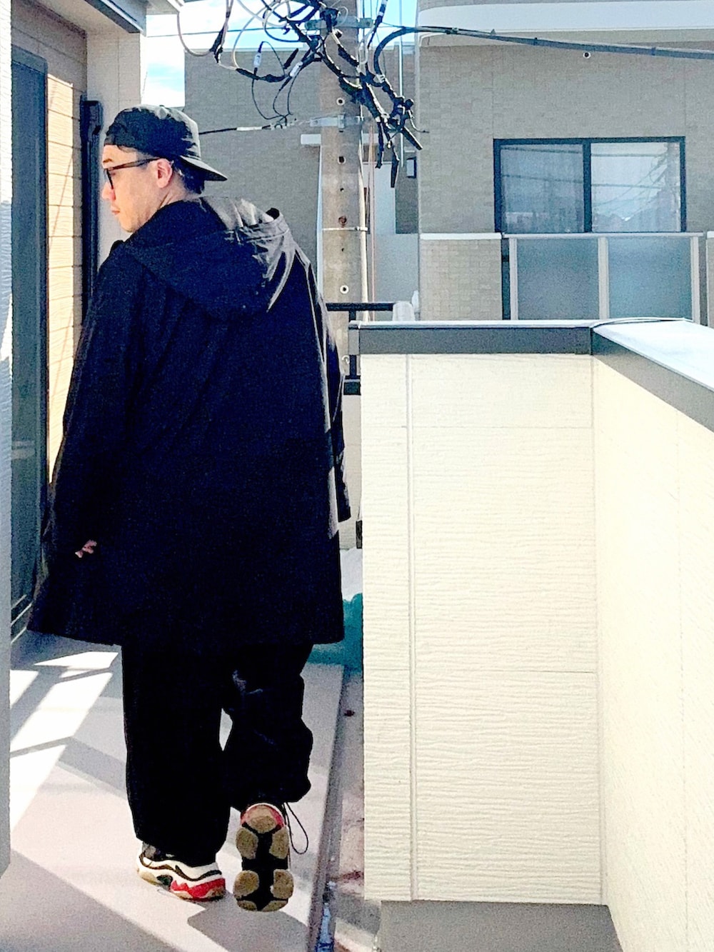 ブラック系のその他アウター、ブラック系のTシャツ/カットソー、ブラック系のスウェットパンツを着用したメンズの秋コーディネートの4枚目の写真