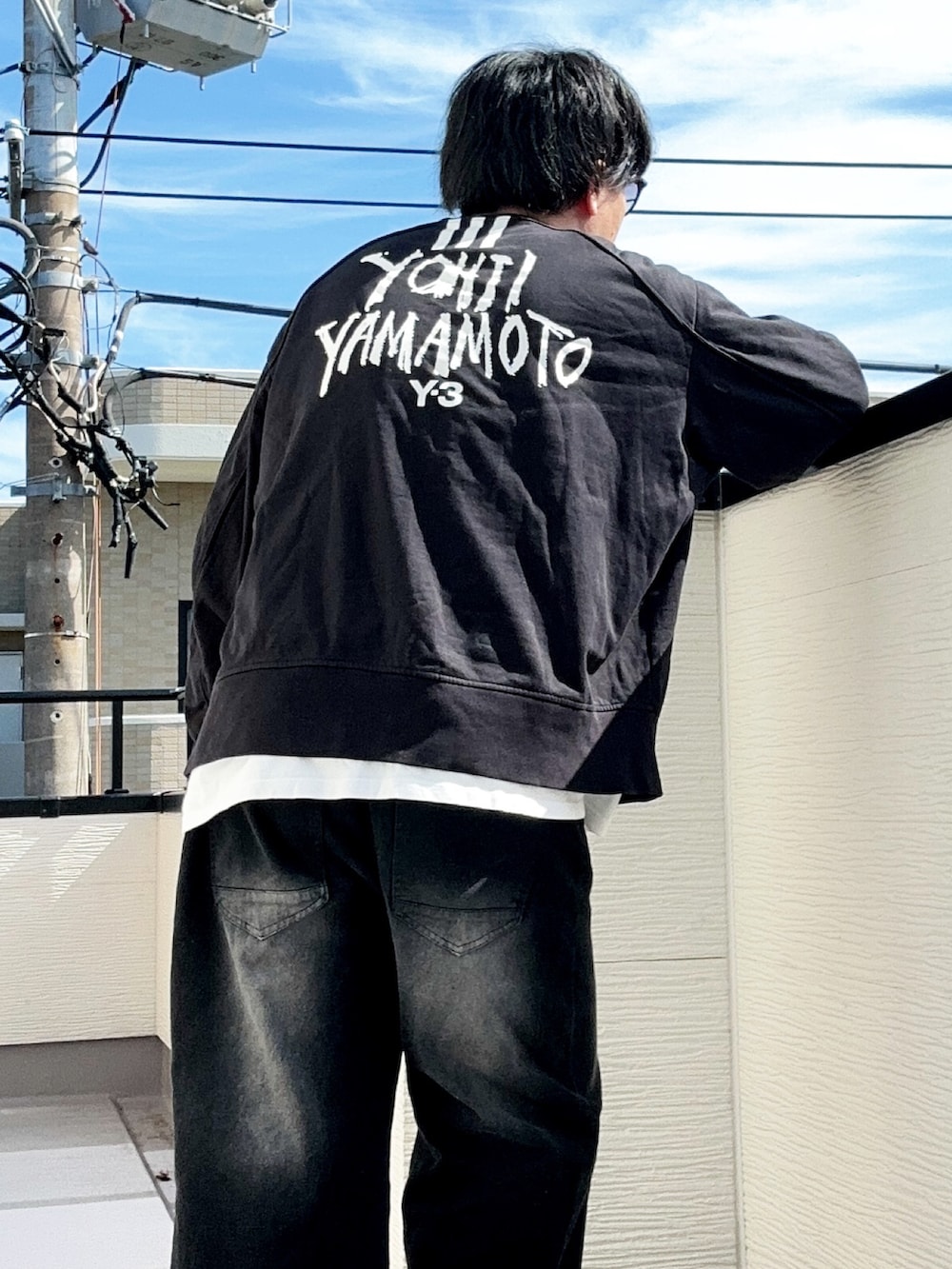 「秋っぽコーデ更新中、ブラック、シンプル、シンプルコーデ、サングラス、スエット、ワイドパンツ、ワイドデニム、カジュアル、レイヤードスタイル、大人コーデ」｜「Y-3のアイテム（スウェット、ブラック系）」を使った、（asatomoz）さん（メンズ・170cm）の秋コーディネートの2枚目の写真