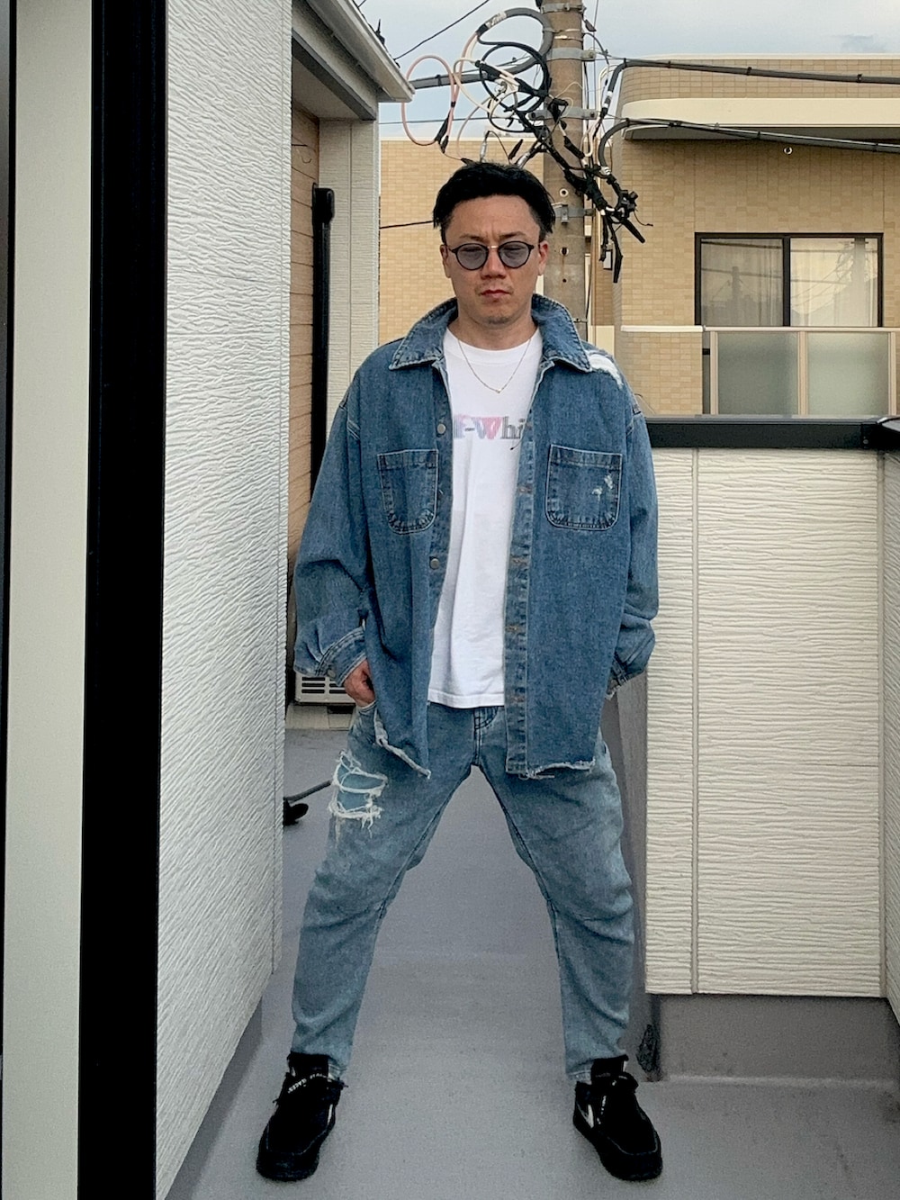 ブルー系のデニムパンツ、ホワイト系のTシャツ/カットソー、ブルー系のデニムジャケットを着用したメンズの秋コーディネートの3枚目の写真