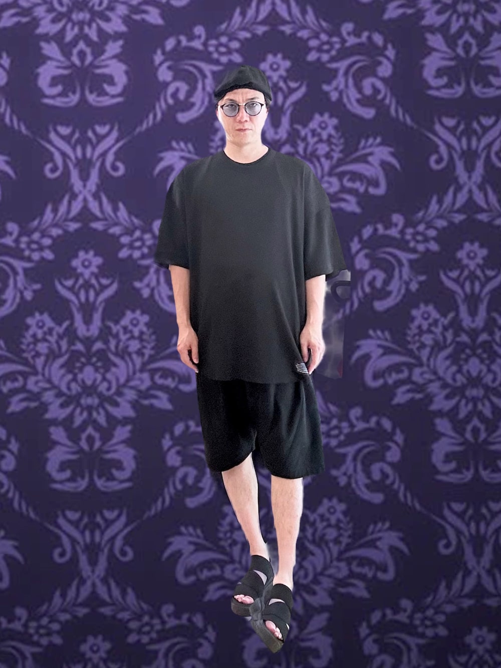 ブラック系のその他トップス、ブラック系のその他パンツ、ブラック系のサンダルを着用したメンズの夏コーディネートの3枚目の写真