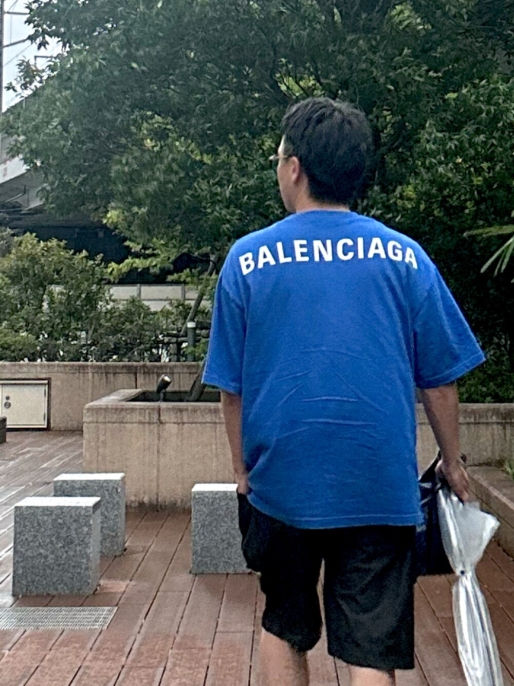 ブラック系のその他パンツ、ブルー系のTシャツ/カットソー、ブラック系のスニーカーを着用したメンズの夏コーディネートの4枚目の写真