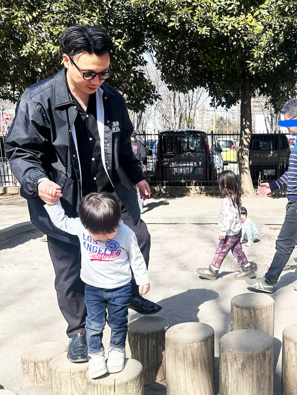 ブラック系のスラックス、ブラック系のシャツ/ブラウス、ブラック系のジャケット/アウターを着用したメンズの春コーディネートの3枚目の写真