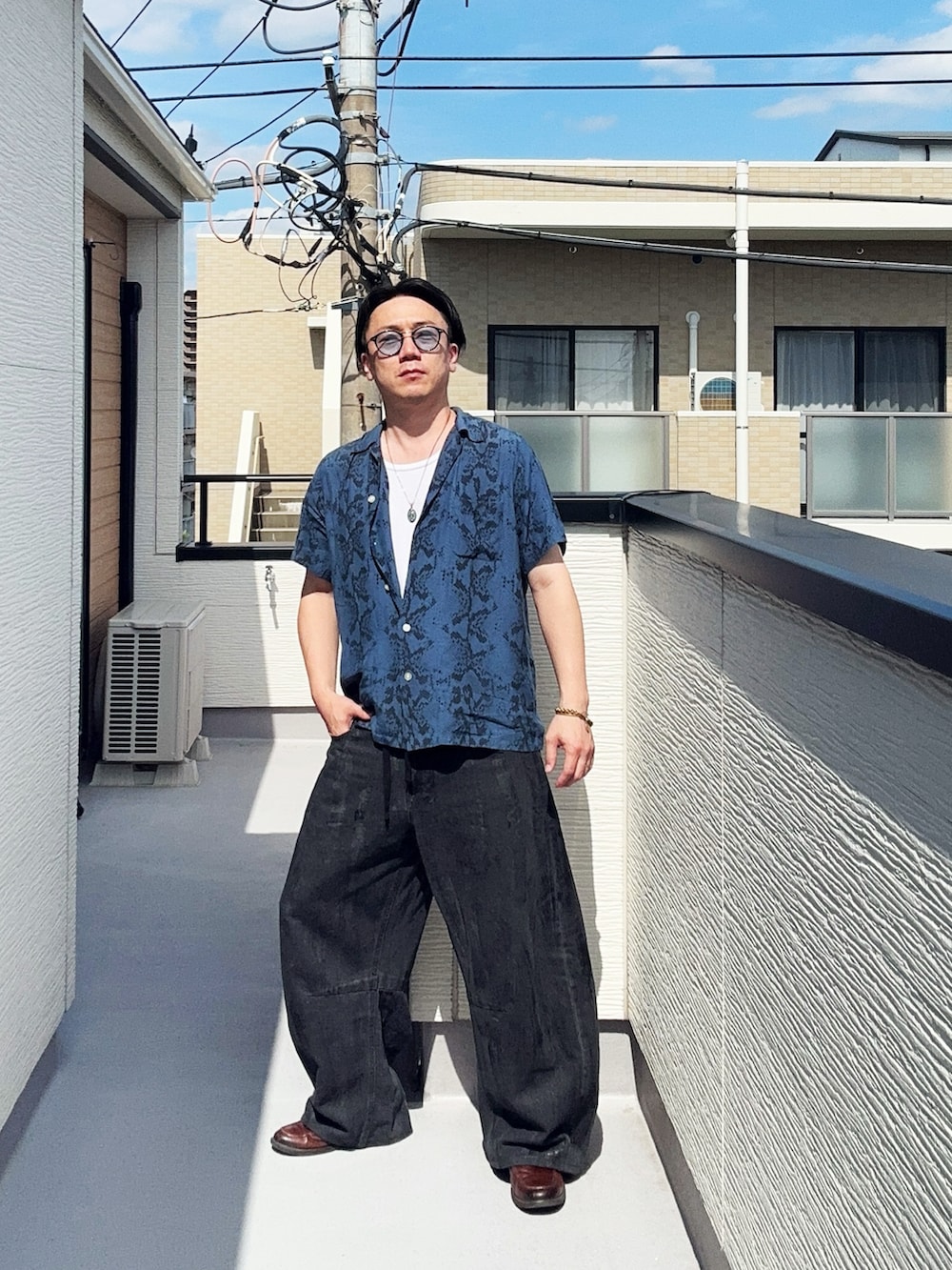 ブラック系のデニムパンツ、ブルー系のシャツ/ブラウス、ブラウン系のローファーを着用したメンズの夏コーディネートの3枚目の写真