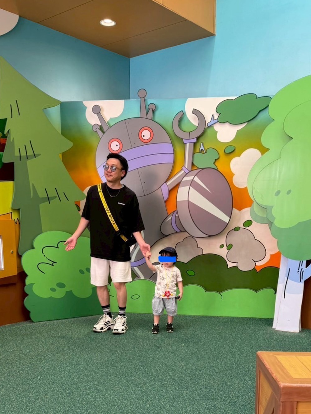 ブラック系のショルダーバッグ、ブラック系のTシャツ/カットソー、ホワイト系のTシャツ/カットソーを着用したメンズの秋コーディネートの3枚目の写真