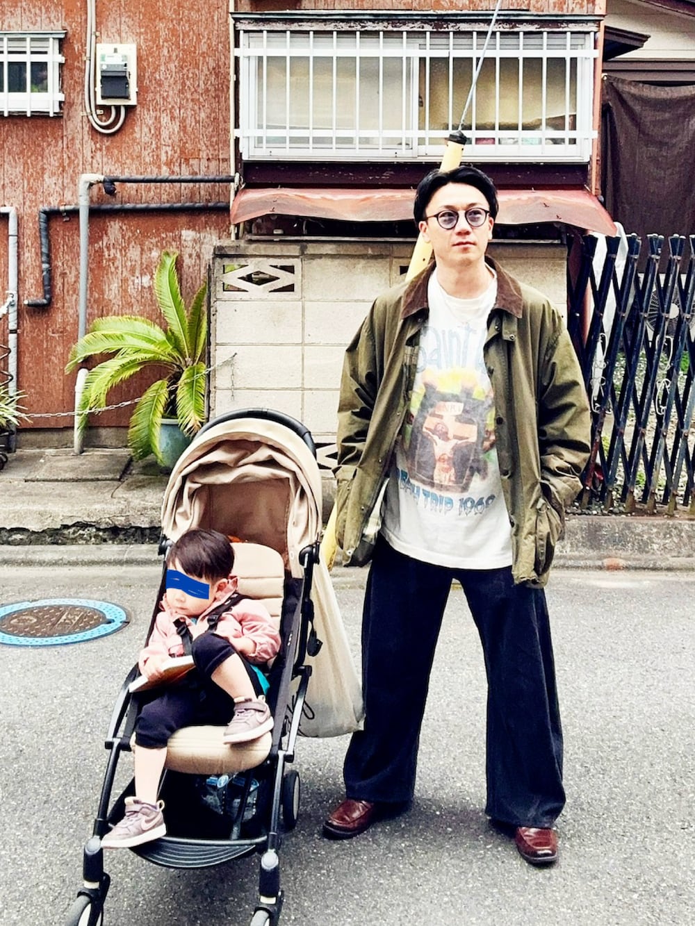 ブラック系のデニムパンツ、ホワイト系のTシャツ/カットソー、グリーン系のジャケット/アウターを着用したメンズの春コーディネートの2枚目の写真
