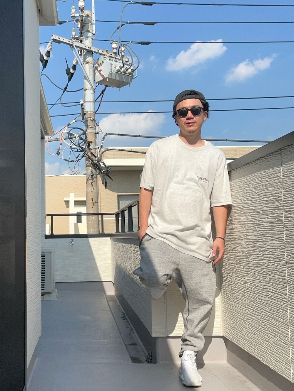 「スポーツミックス、ビッグシルエット、ストリート、グレー、ワントーンコーデ、サングラス、キャップ、スニーカー、Tシャツ、スエット、Y-3、夏コーデ、セットアップ風」｜「FOG ESSENTIALSのWEB限定 FOG ESSENTIALS/エフオージーエッセンシャルズ 1POINT LOGO S/S TEE/ワンポイントロゴ ショートスリーブTシャツ（Tシャツ/カットソー、グレー系）」を使った、（asatomoz）さん（メンズ・170cm）の夏コーディネートの3枚目の写真