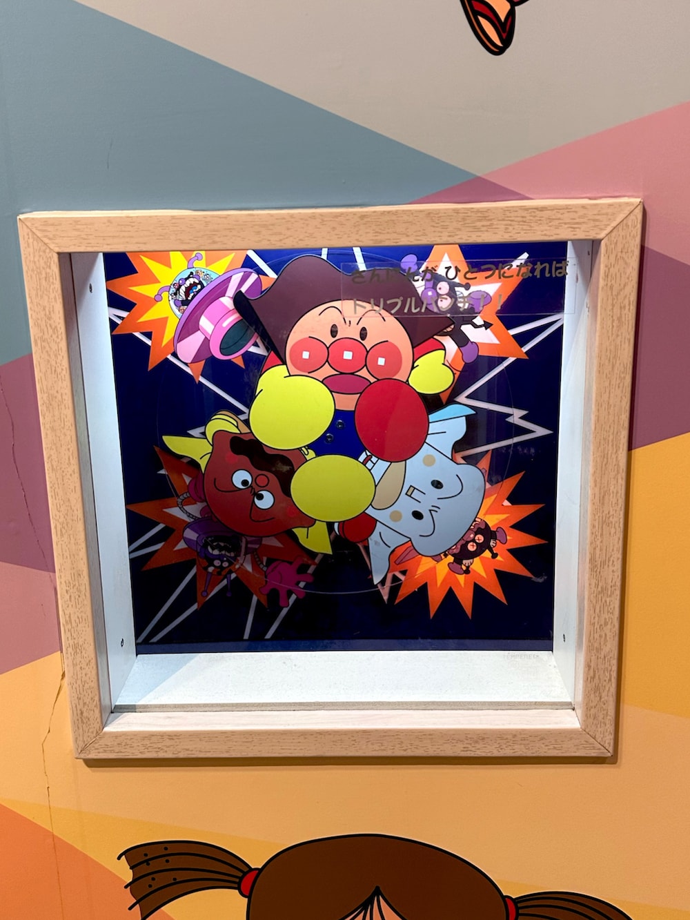 ブラック系のショルダーバッグ、ブラック系のTシャツ/カットソー、ホワイト系のTシャツ/カットソーを着用したメンズの秋コーディネートの5枚目の写真