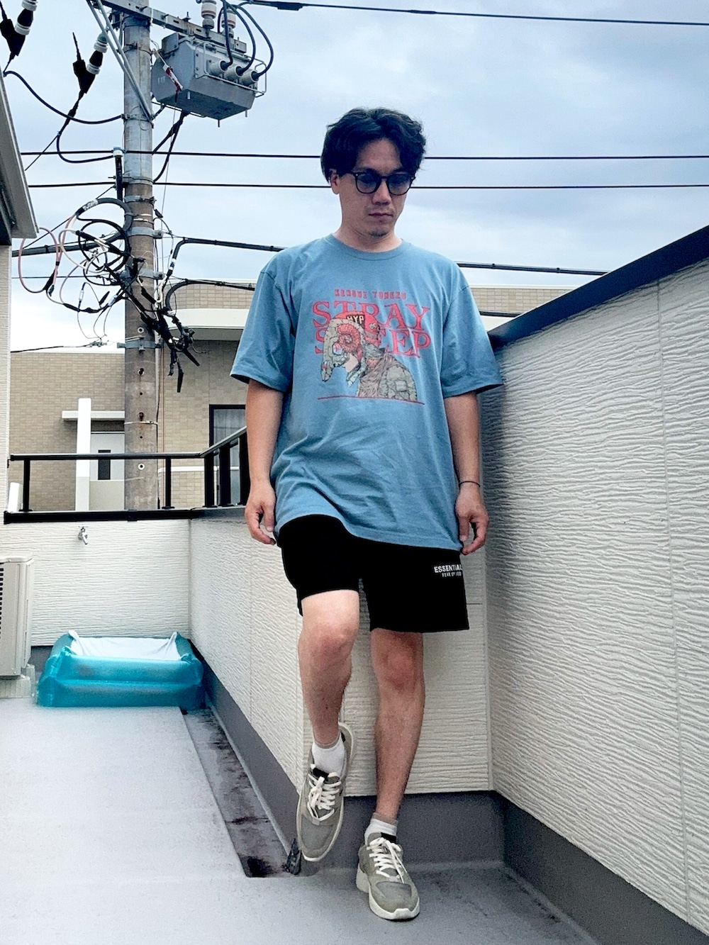 ブルー系のTシャツ/カットソー、ブラック系のスウェットパンツ、グレー系のスニーカーを着用したメンズの秋コーディネートの2枚目の写真