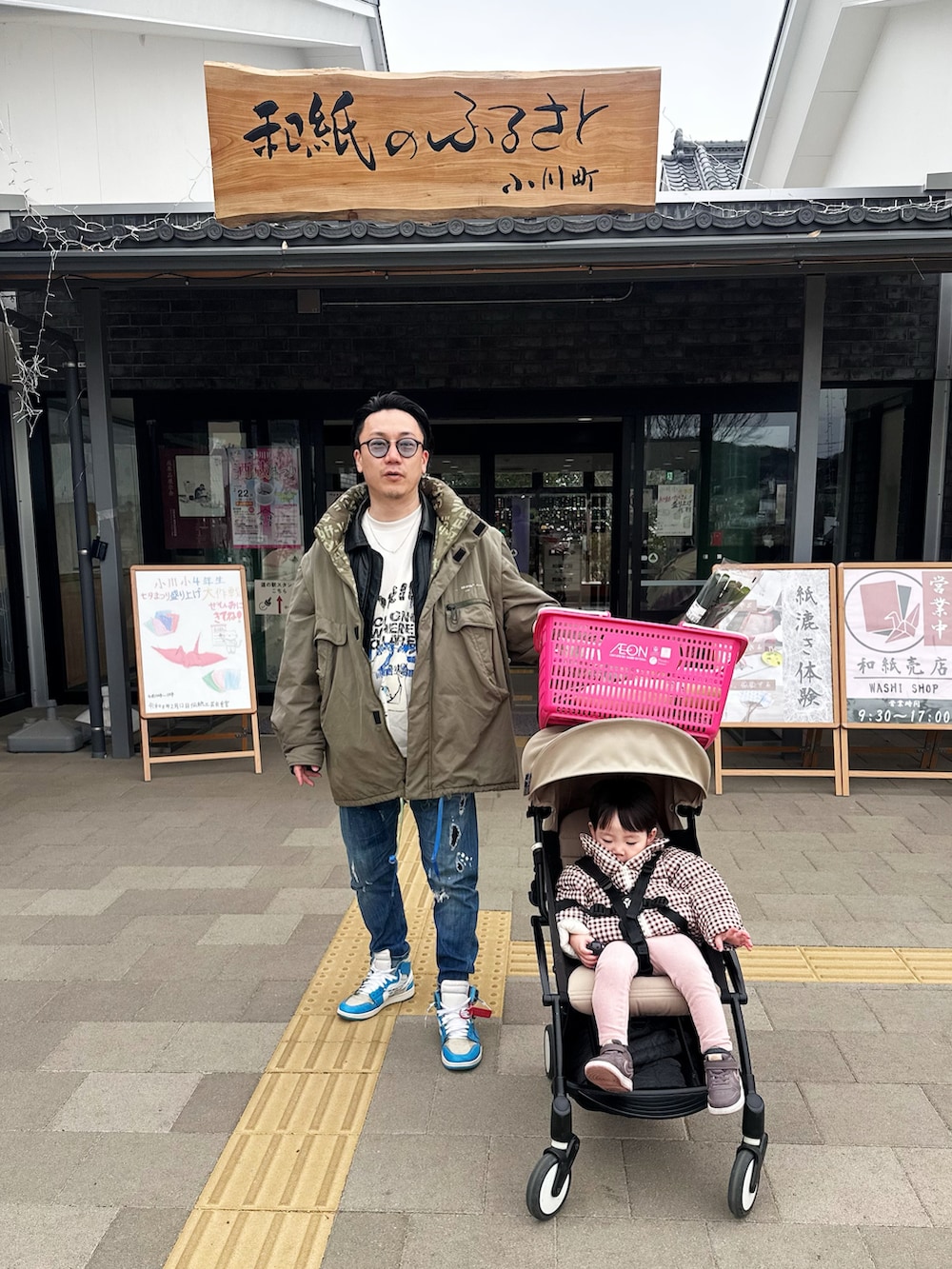 ブラック系のブルゾン、ブルー系のデニムパンツ、ホワイト系のTシャツ/カットソーを着用したメンズの冬コーディネートの2枚目の写真