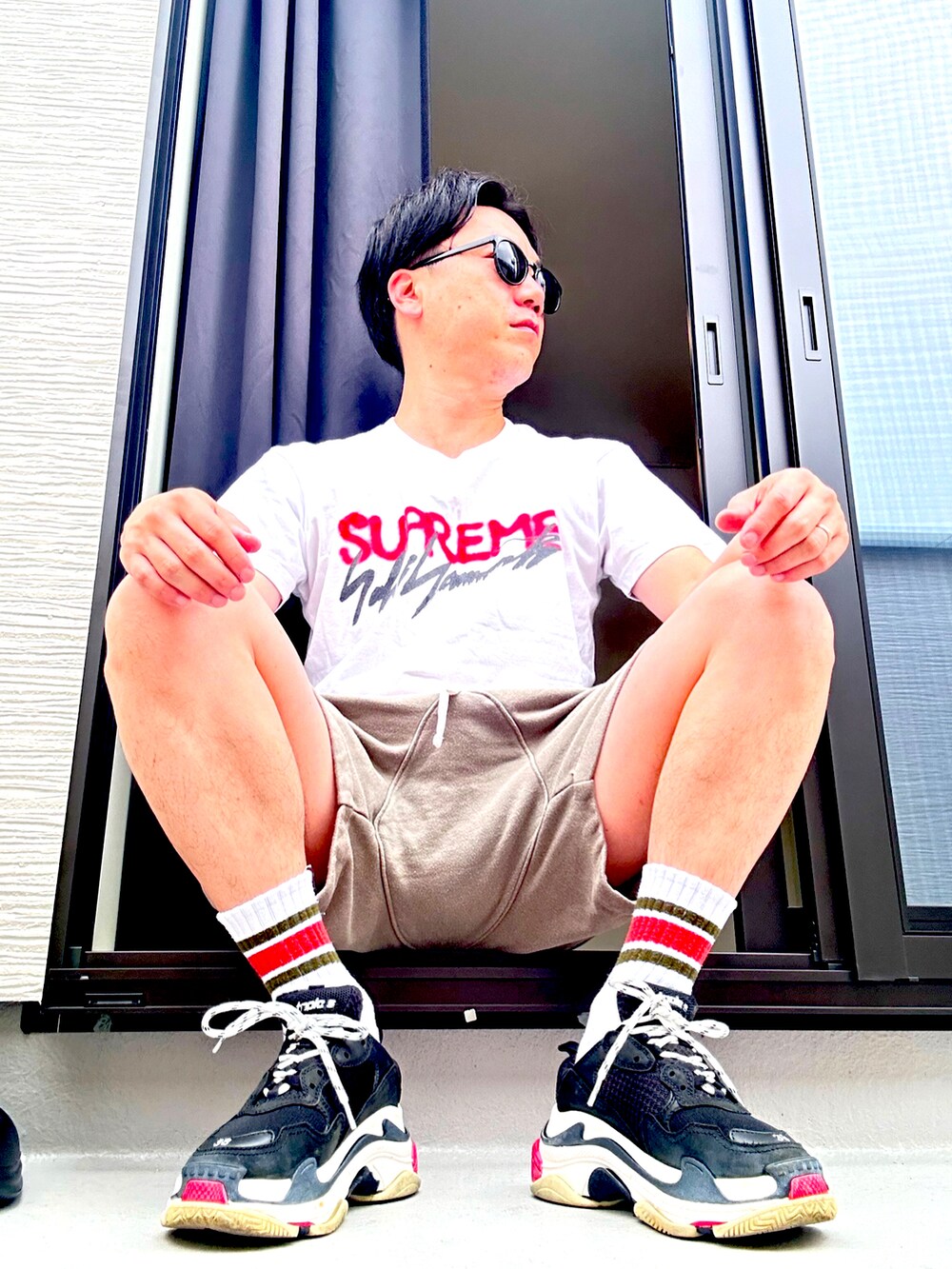「ストリート、ロゴT、ハーフパンツ、ootd、夏コーデ、ストリートカジュアル、夏、サングラス、梅雨コーデ、カジュアル、ラインソックス」|「Supreme のアイテム(Tシャツ/カットソー、ホワイト系)」を使った、(asatomoz)さん(メンズ・170cm)の夏コーディネートの2枚目の写真