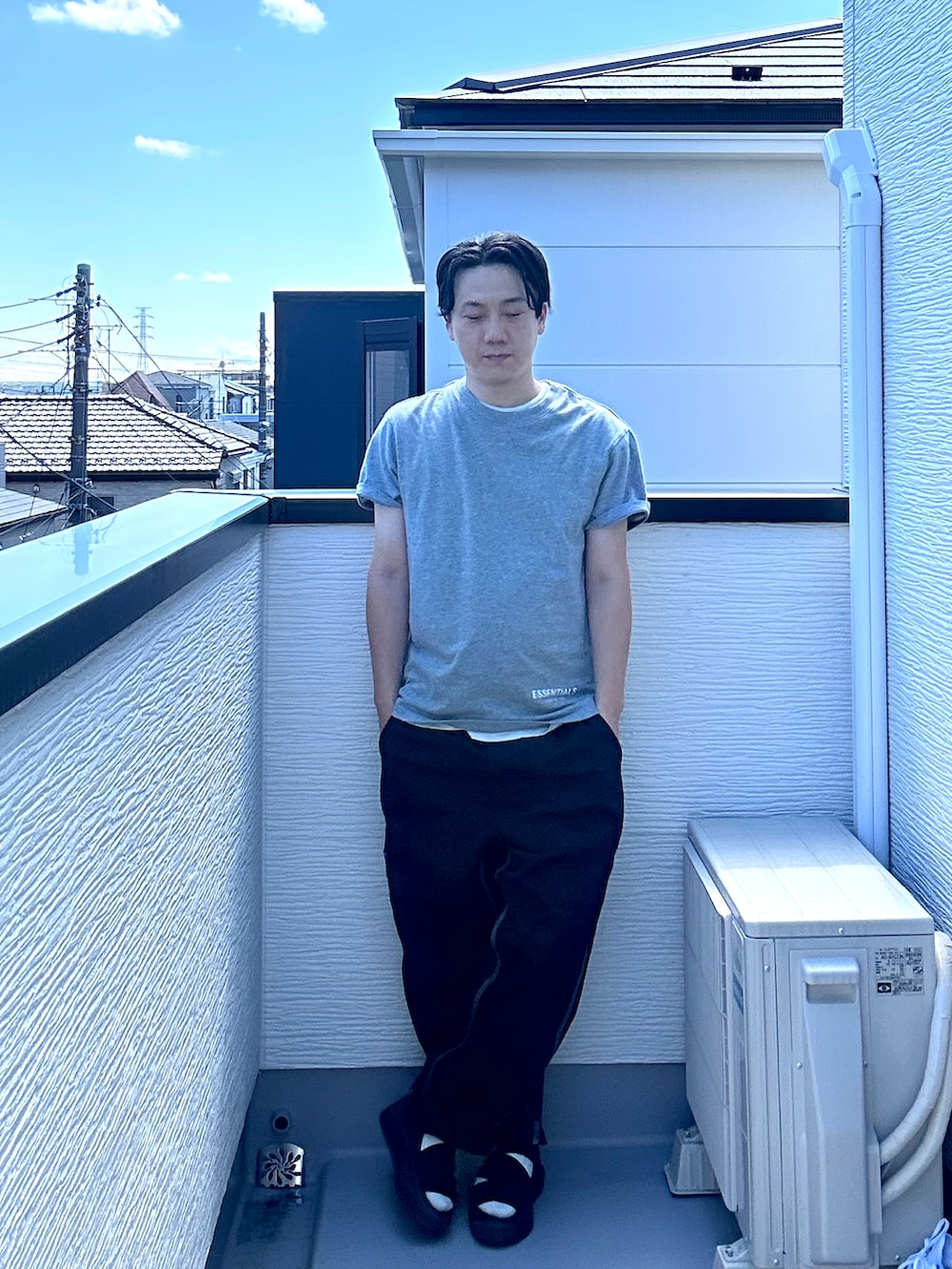 グレー系のTシャツ/カットソー、ブラック系のデニムパンツ、ブラック系のサンダルを着用したメンズの夏コーディネートの5枚目の写真