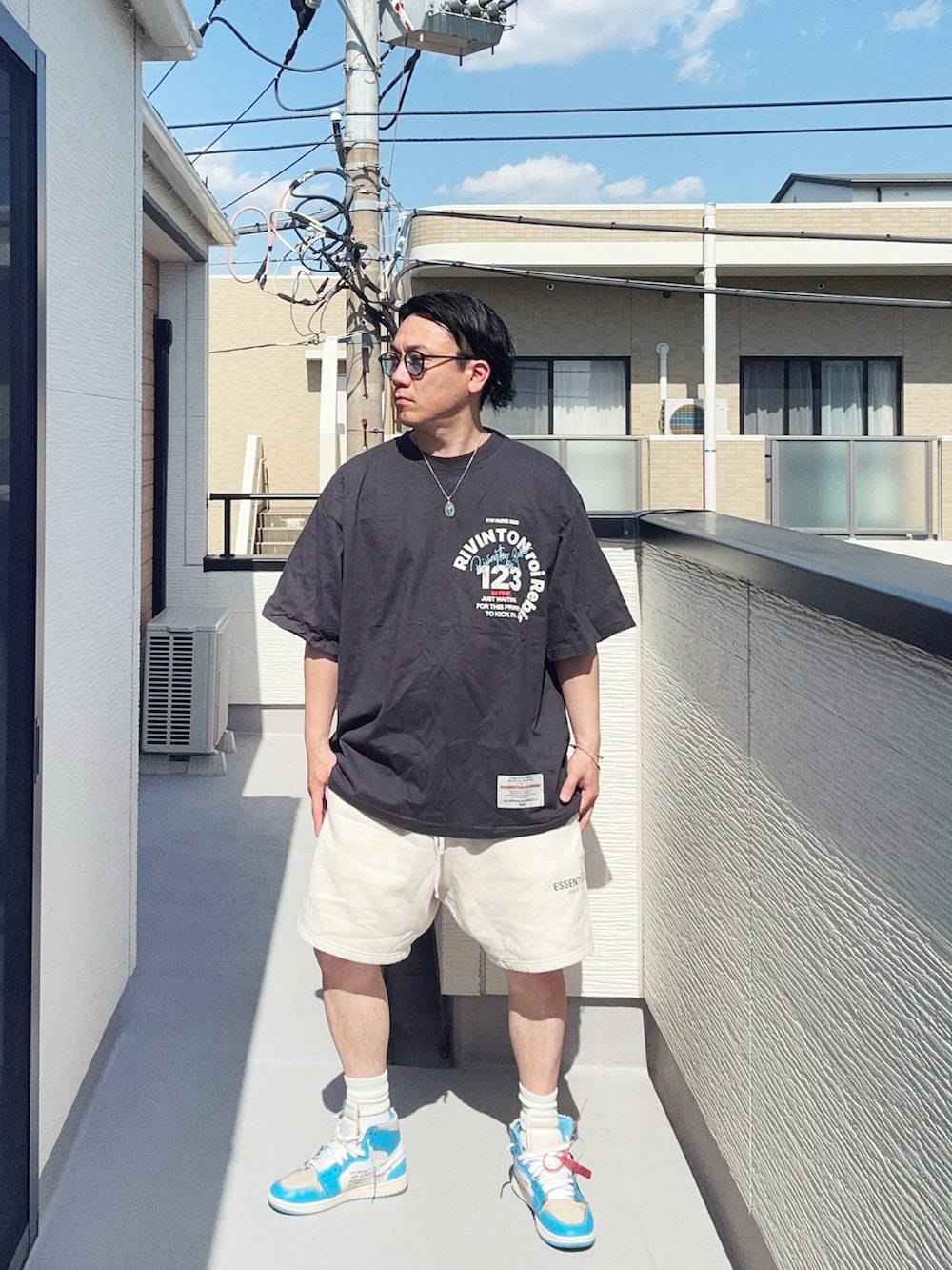 ブラック系のTシャツ/カットソー、ホワイト系のスウェットパンツ、ブルー系のスニーカーを着用したメンズの春コーディネートの2枚目の写真