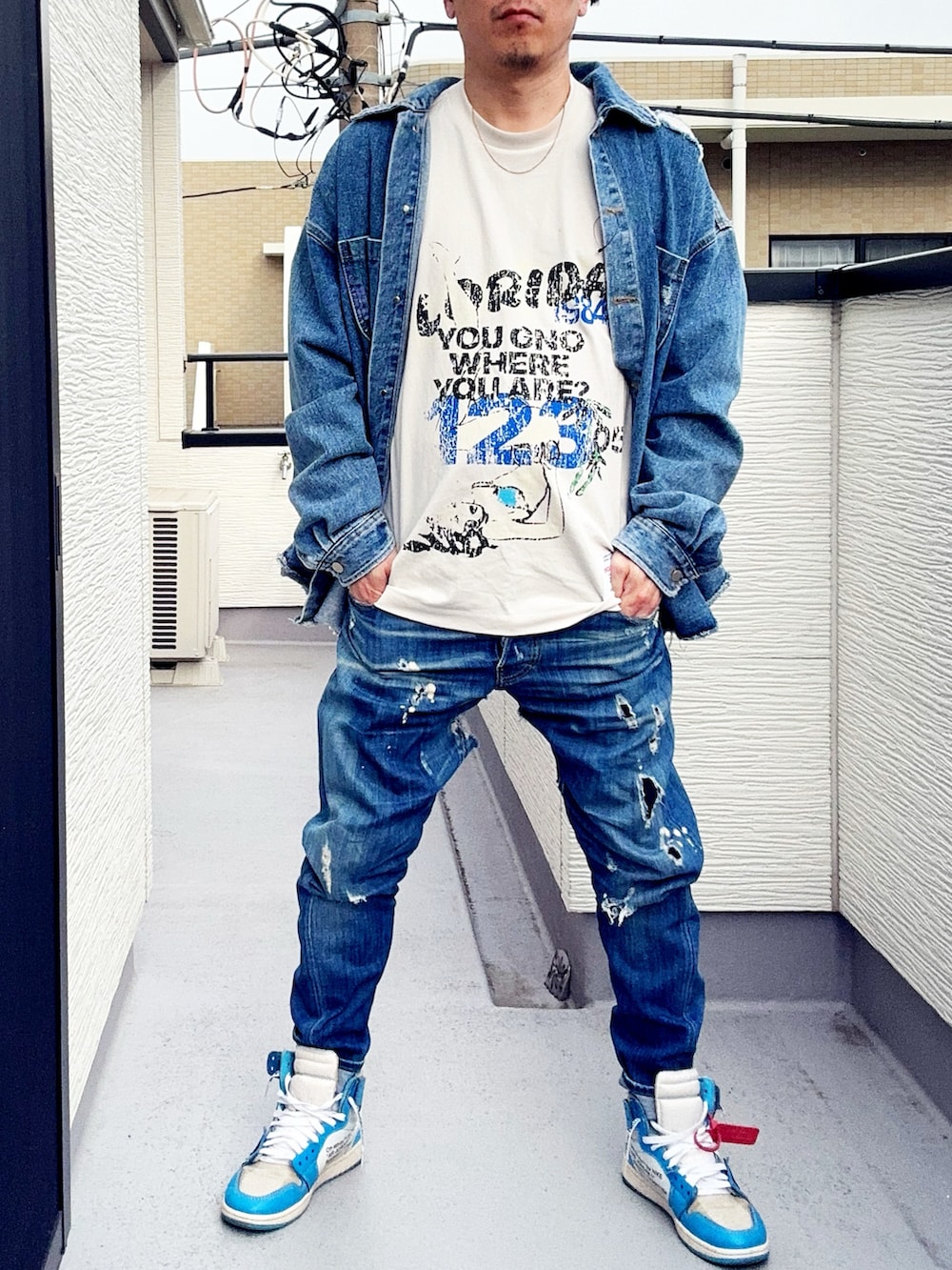 ブルー系のデニムパンツ、ホワイト系のTシャツ/カットソー、ブルー系のデニムジャケットを着用したメンズの冬コーディネートの2枚目の写真