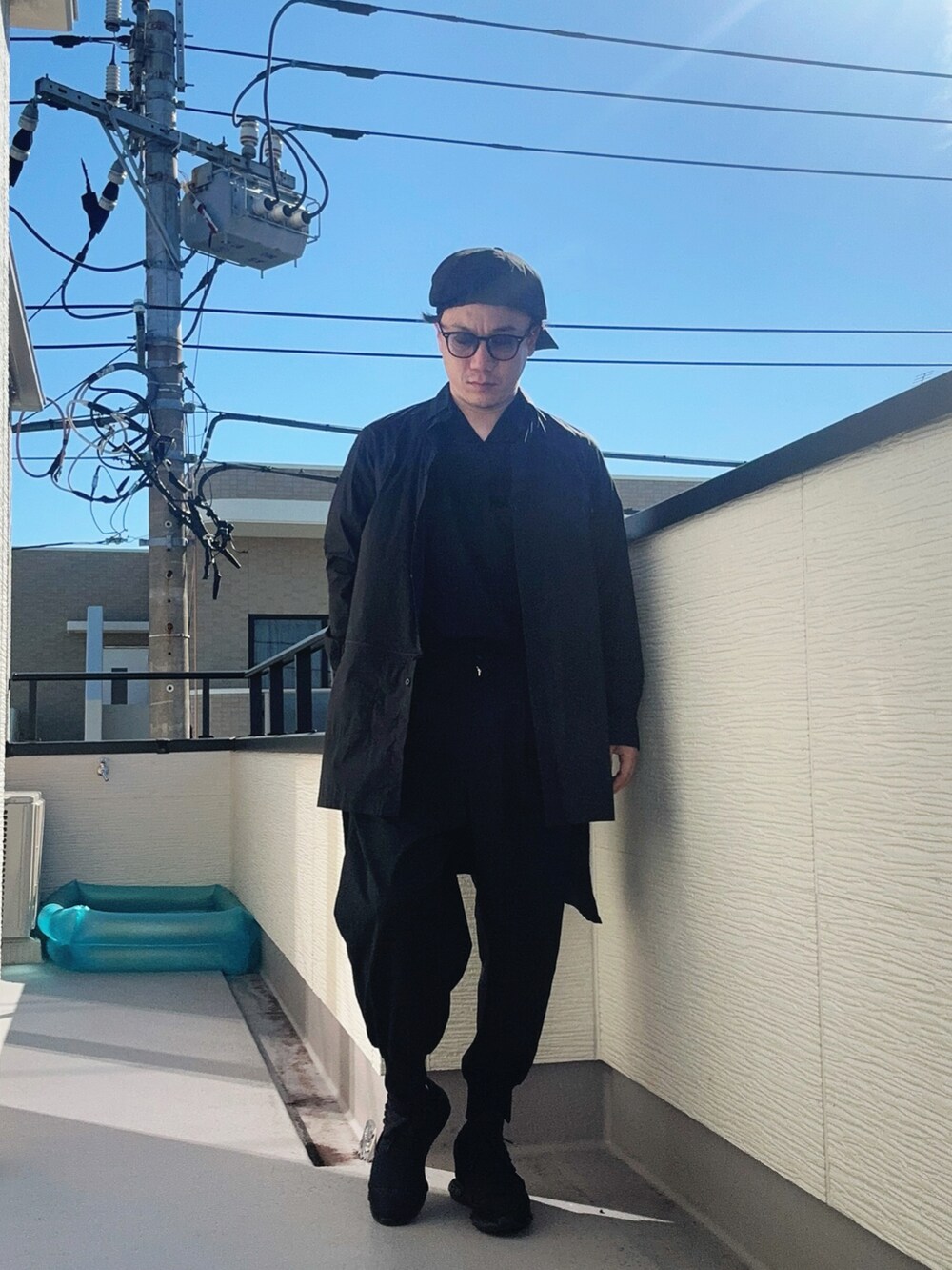 ブラック系のTシャツ/カットソー、ブラック系のシャツ/ブラウス、ブラック系のその他パンツを着用したメンズの秋コーディネートの3枚目の写真