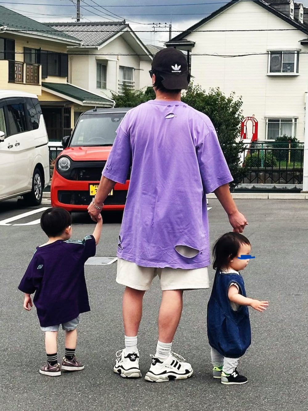 ホワイト系のスウェットパンツ、パープル系のTシャツ/カットソー、ピンク系のスニーカーを着用したメンズの秋コーディネートの3枚目の写真